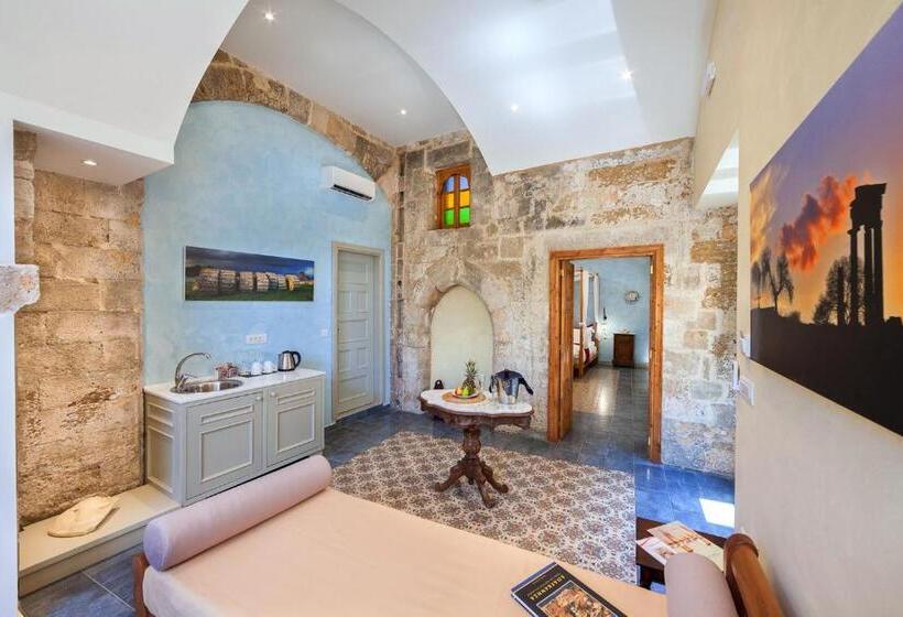 جناح جونيور, In Camera Art Boutique