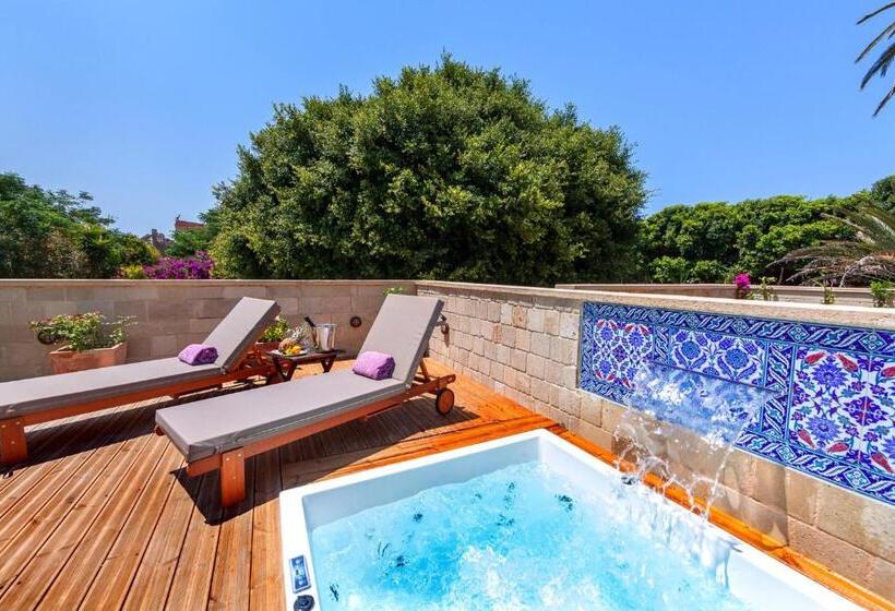 جناح سينيور, In Camera Art Boutique