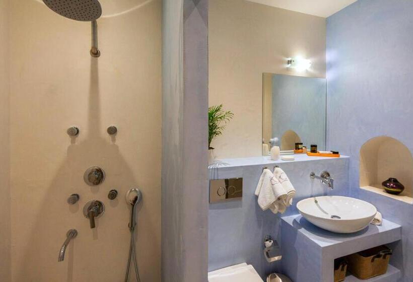 جناح سينيور, In Camera Art Boutique