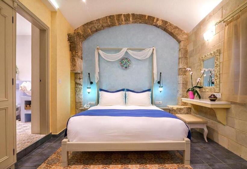 جناح سينيور, In Camera Art Boutique