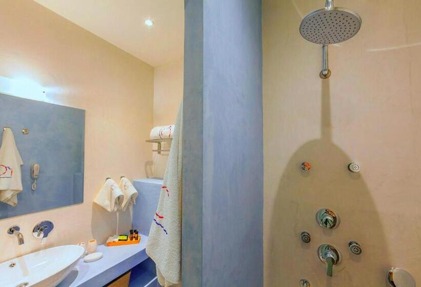 جناح, In Camera Art Boutique