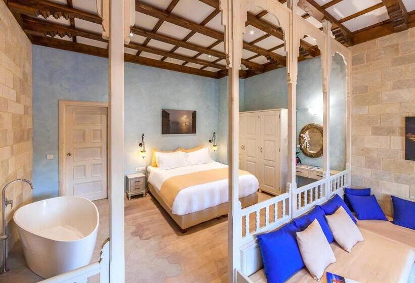 جناح, In Camera Art Boutique