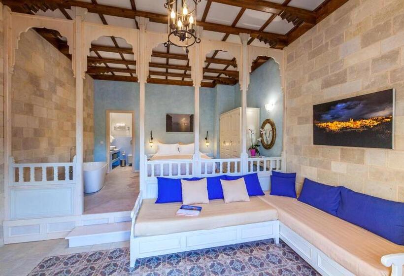 جناح, In Camera Art Boutique