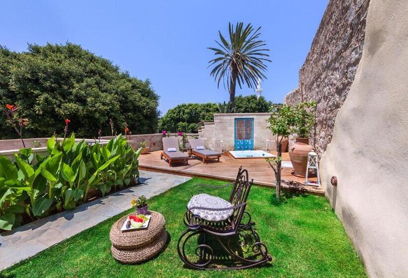 جناح, In Camera Art Boutique