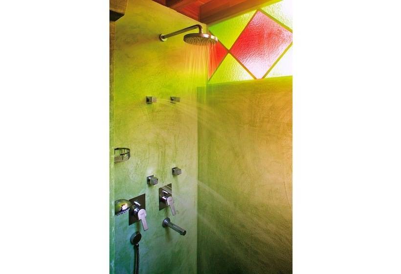 جناح سوبيريور, In Camera Art Boutique