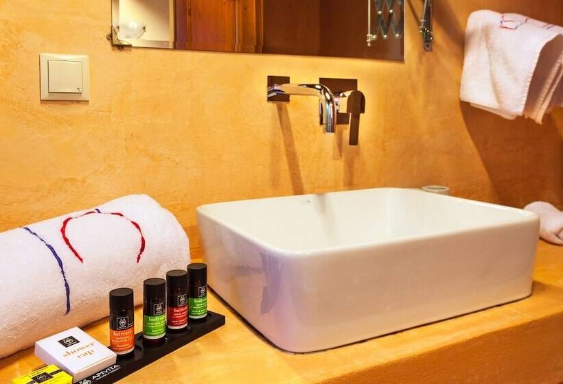 جناح سوبيريور, In Camera Art Boutique