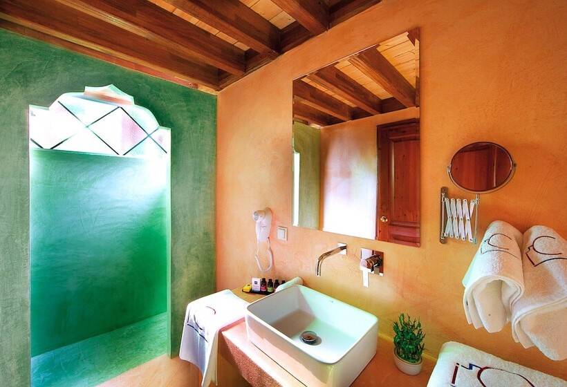 جناح سوبيريور, In Camera Art Boutique