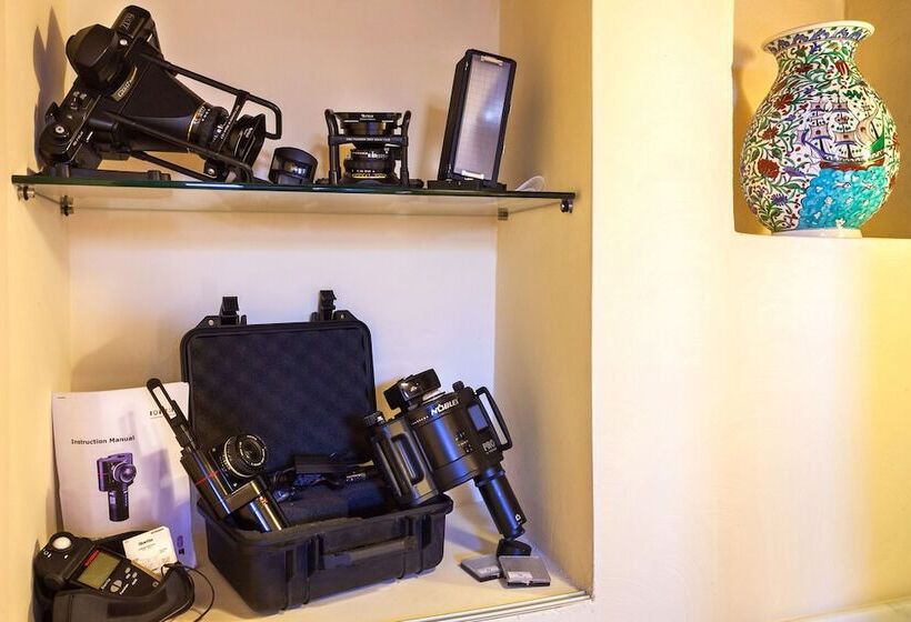 جناح سوبيريور, In Camera Art Boutique