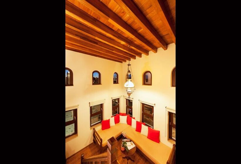 جناح سوبيريور, In Camera Art Boutique