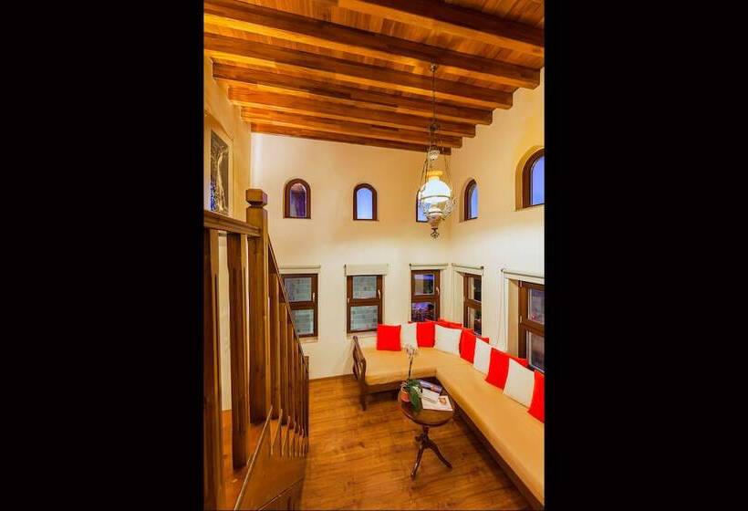 جناح سوبيريور, In Camera Art Boutique