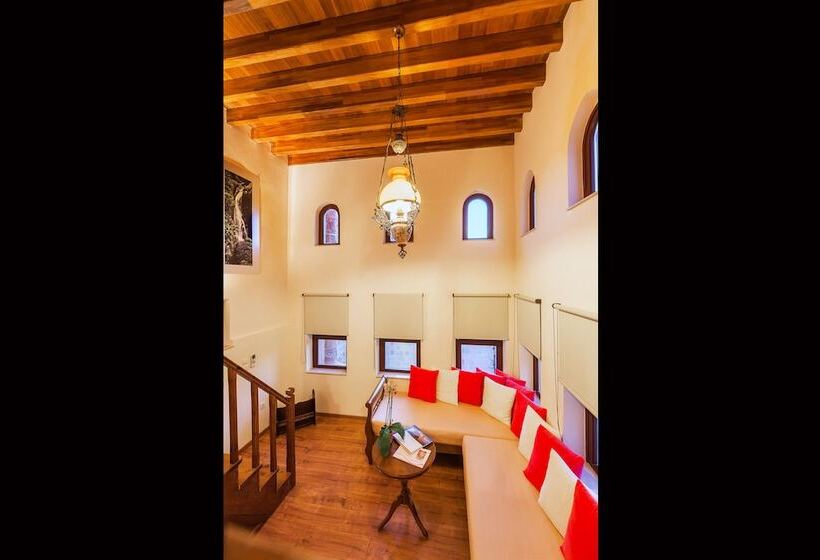 جناح سوبيريور, In Camera Art Boutique