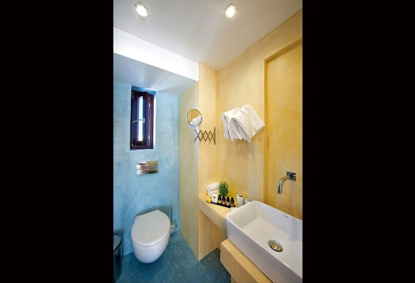 جناح ديلوكس, In Camera Art Boutique