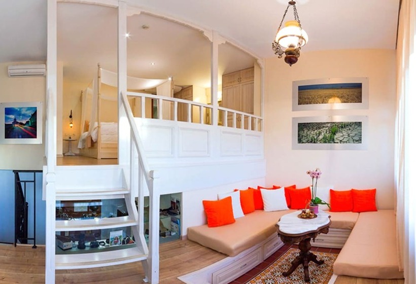 جناح ديلوكس, In Camera Art Boutique