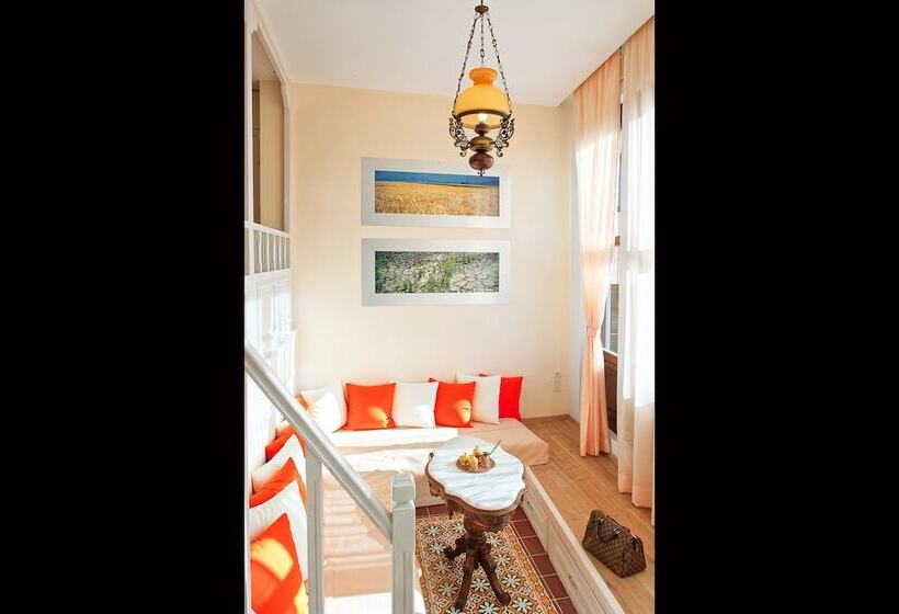 جناح ديلوكس, In Camera Art Boutique