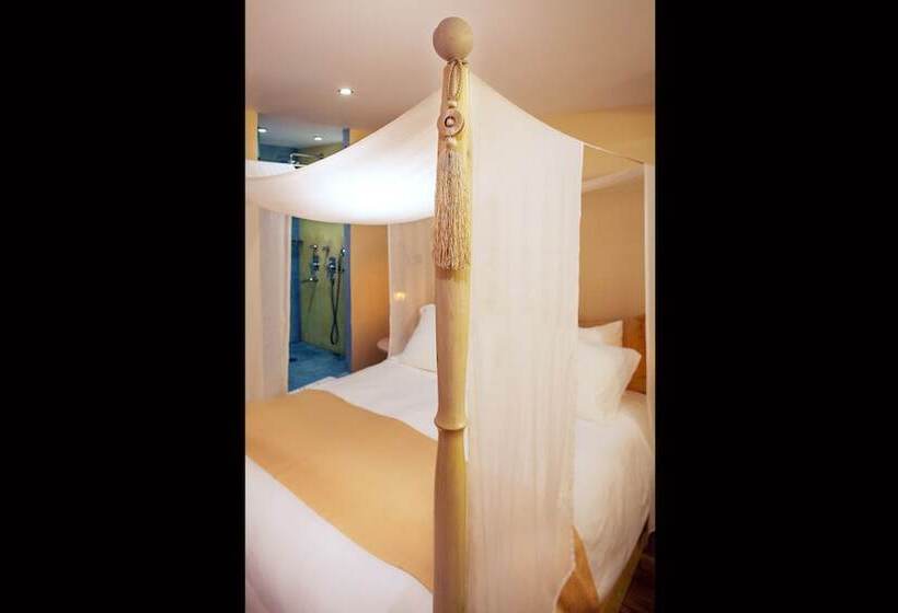 جناح ديلوكس, In Camera Art Boutique