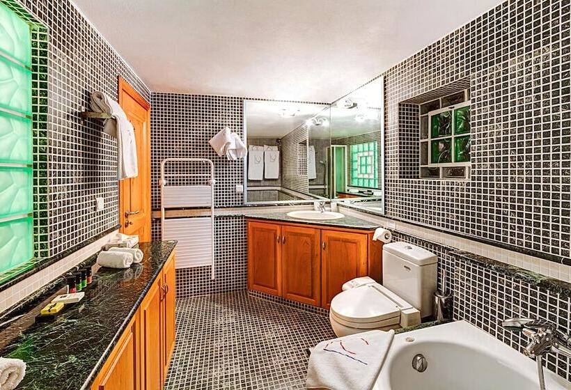 ‫فيلا غرفة نوم واحدة, In Camera Art Boutique