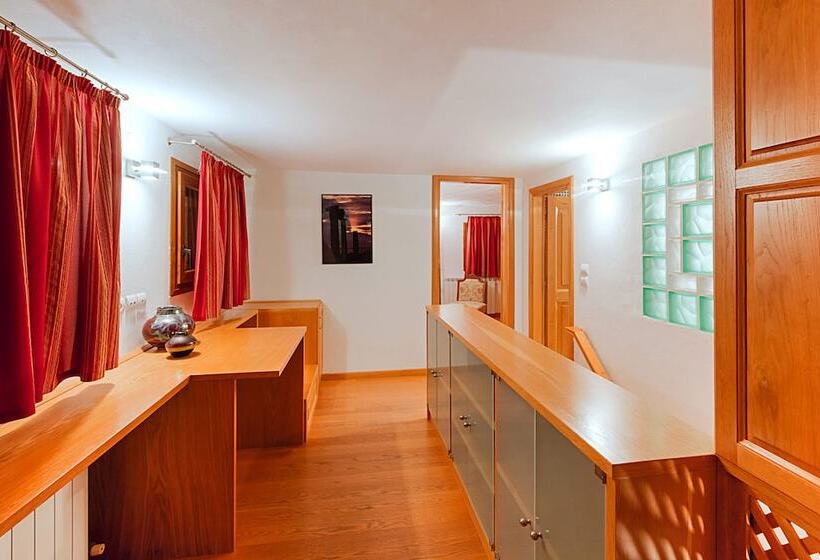 ‫فيلا غرفة نوم واحدة, In Camera Art Boutique