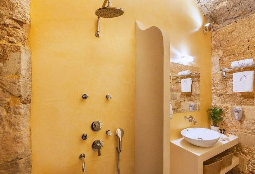 جناح جونيور, In Camera Art Boutique