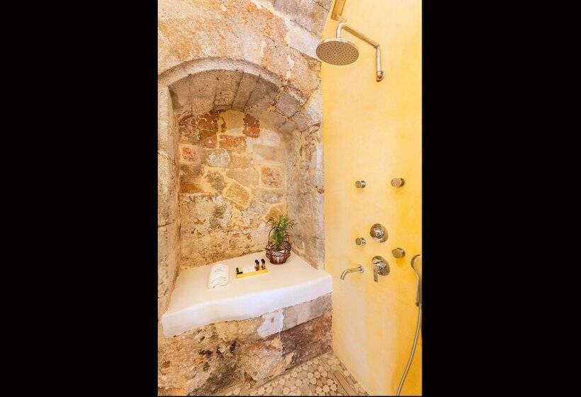 جناح جونيور, In Camera Art Boutique