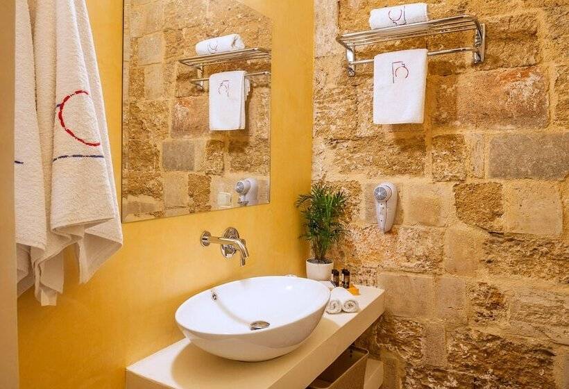 جناح جونيور, In Camera Art Boutique