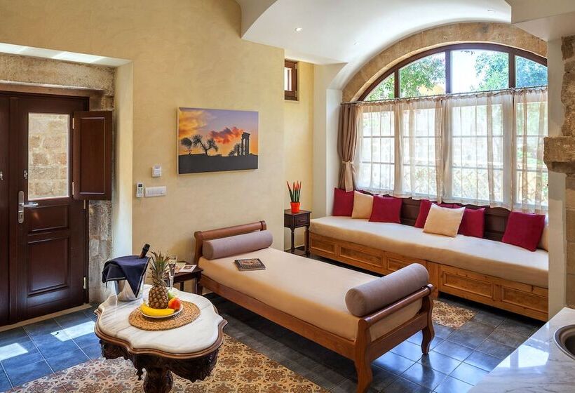 جناح جونيور, In Camera Art Boutique