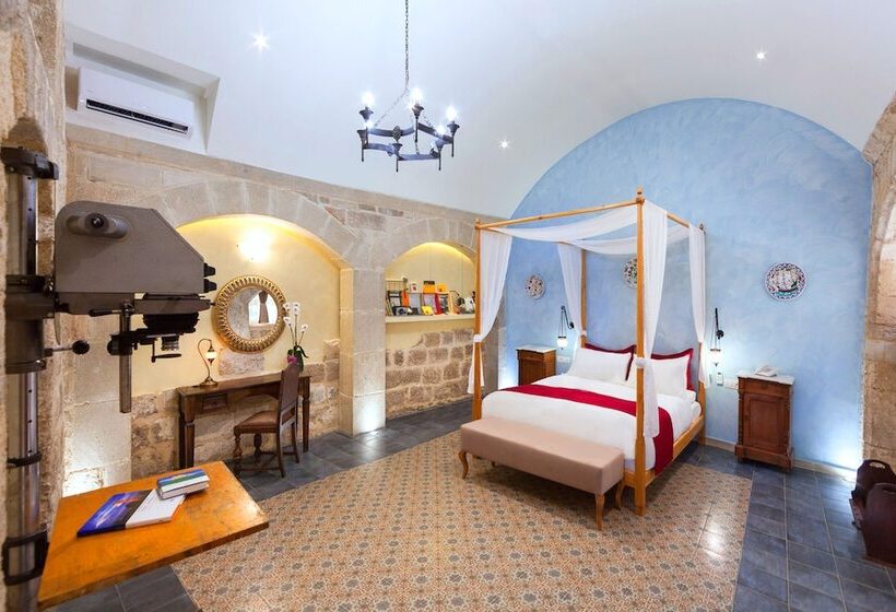 جناح جونيور, In Camera Art Boutique