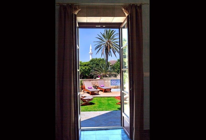 جناح سينيور, In Camera Art Boutique