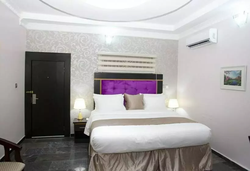اتاق اجرایی, Sparklyn Hotels & Suites