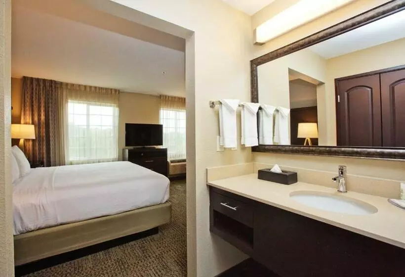 キングサイドベッドのスタンダードワンルーム, Staybridge Suites Austin South Interstate Hwy 35, An Ihg