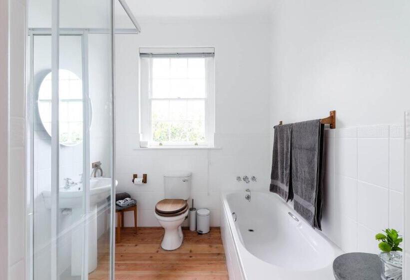 패밀리 룸, Whispering Oaks Guest House