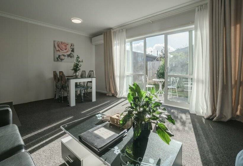 Апартаменты 1 Спальня, Coachman Motel