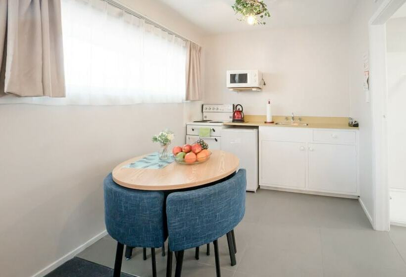 标准工作室, Coachman Motel