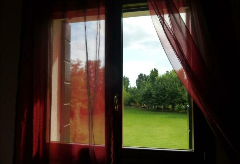 带花园景观的标准三人间, Agriturismo Ai Carpini