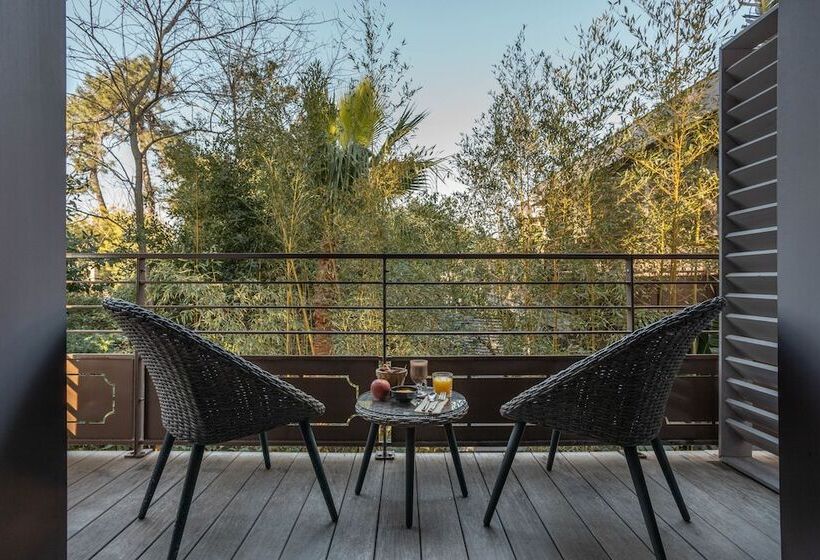 Номер Стандарт Вид на Сад, Cote Sable