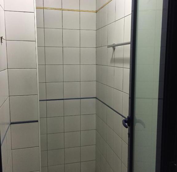 غرفة قياسية حمام مشترك, Moderne