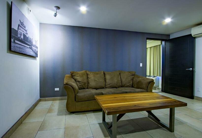 סוויטת ג'וניור, La Pinta