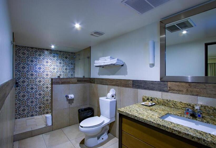 סוויטה משפחתית, La Pinta