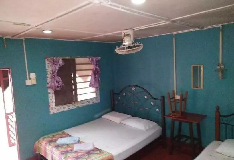 Standard-huone, Nazri Nipah Camp
