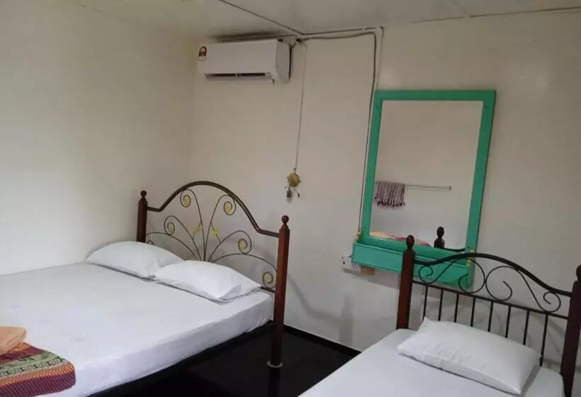 Standard Kolmen Hengen Huone, Nazri Nipah Camp