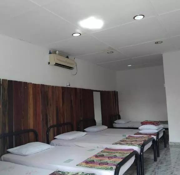 Perhehuone, Nazri Nipah Camp