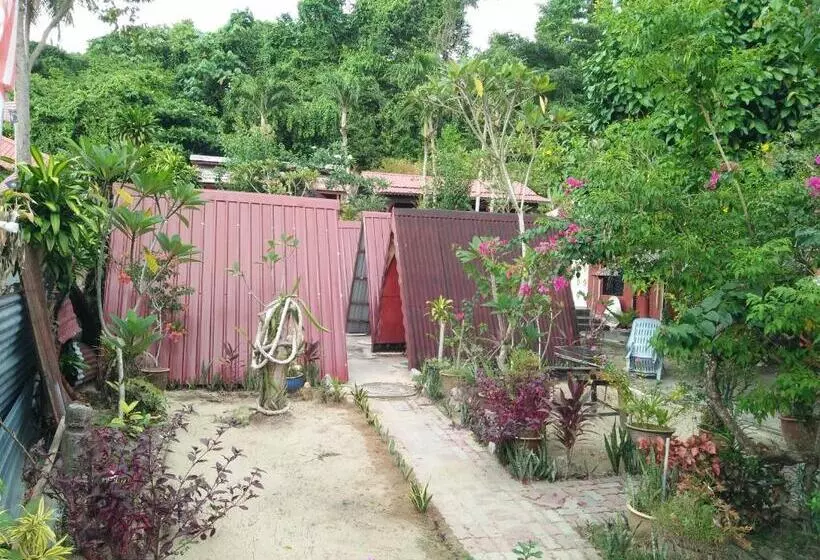 Economy-huone, Nazri Nipah Camp