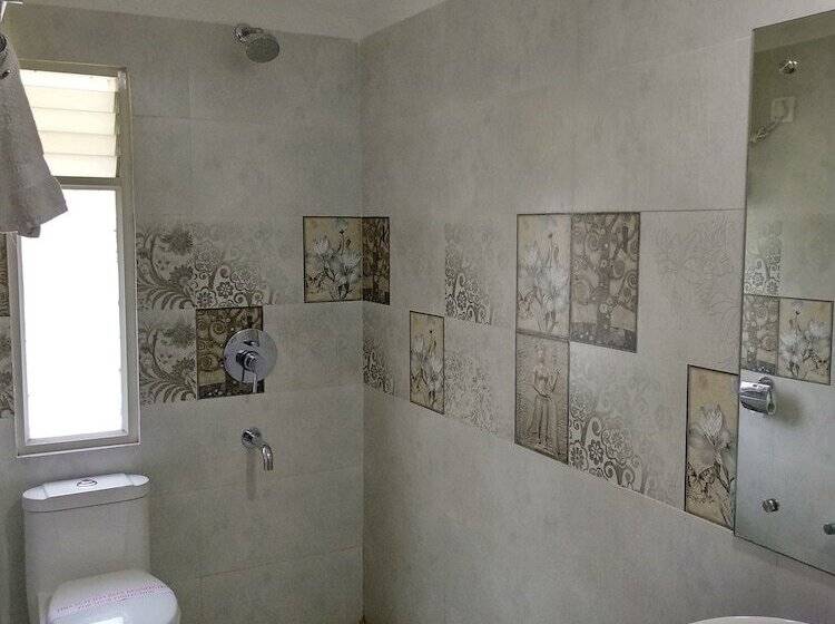 Cameră Deluxe, Pushpak