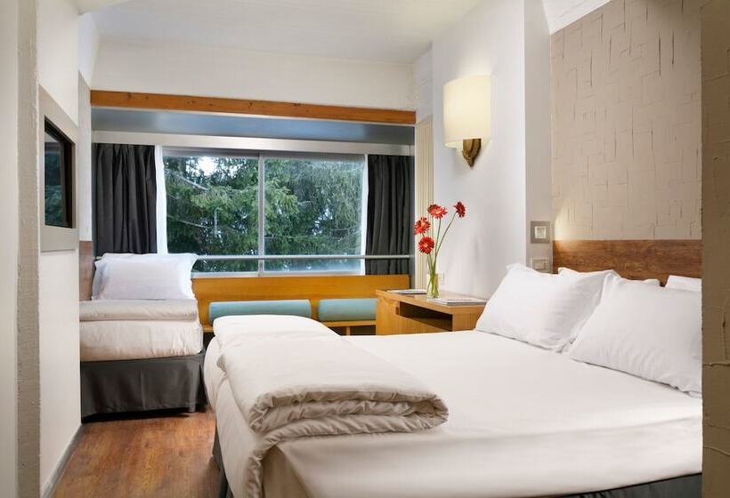 חדר קלאסי לשלושה, Th Marilleva