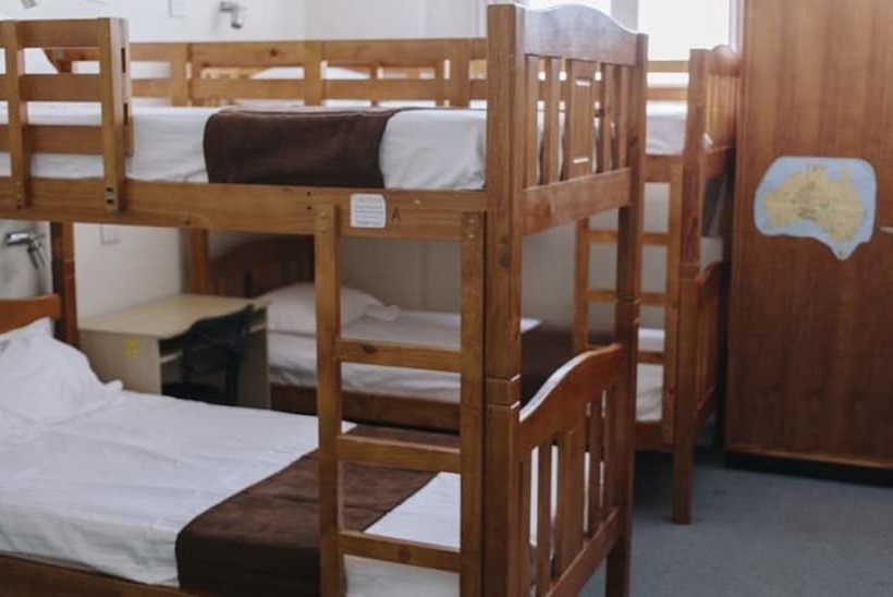 تختخواب در اتاق مشترک, Mad Monkey Broadway