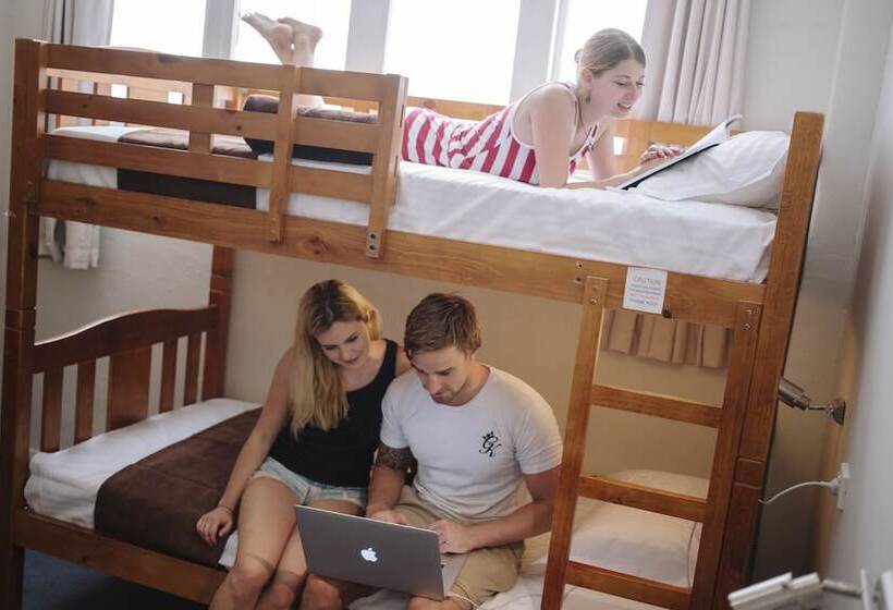 تختخواب در اتاق مشترک, Mad Monkey Broadway