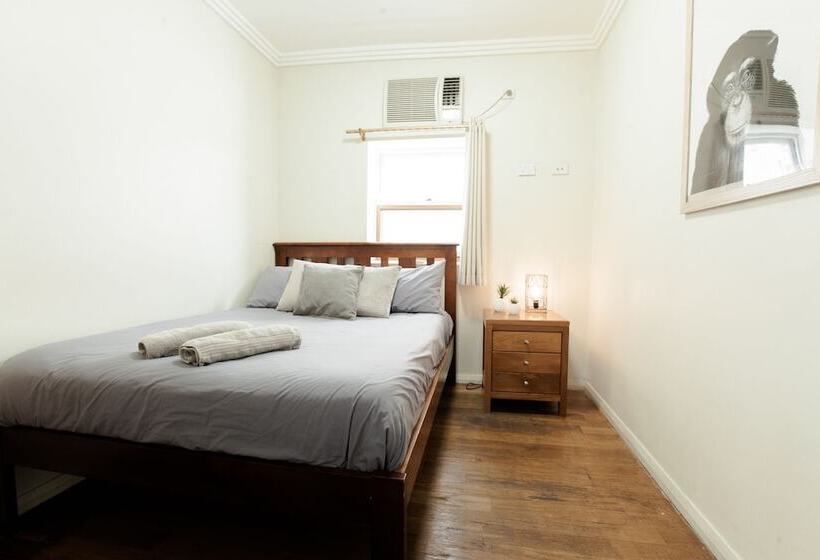 اتاق استاندارد, Mad Monkey Broadway