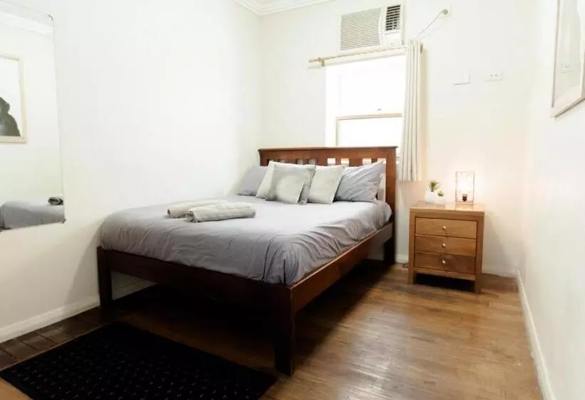 Economy-huone, Mad Monkey Broadway