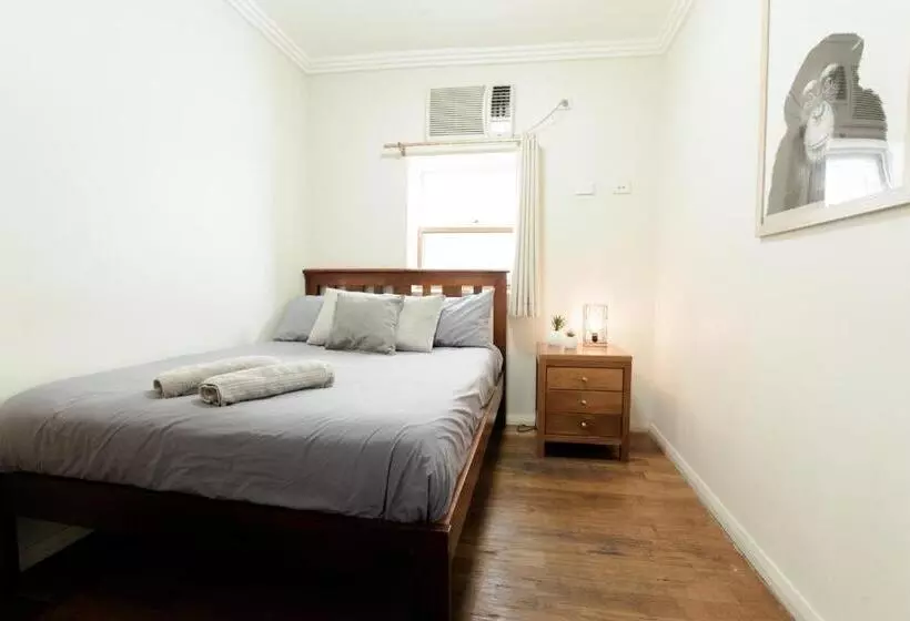 Economy-huone, Mad Monkey Broadway