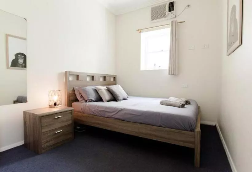 Economy-huone, Mad Monkey Broadway