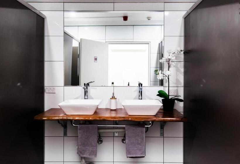 اتاق اکونومی, Mad Monkey Broadway